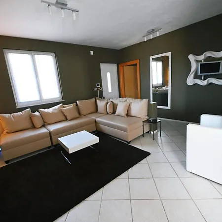 House Isabel דירה *